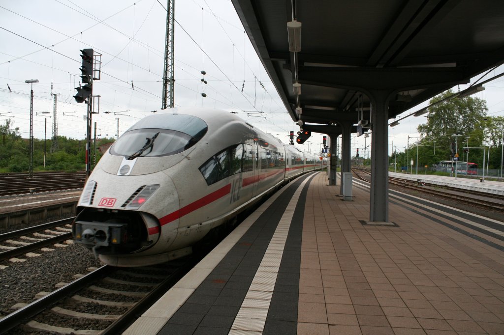 403 522-6 am 22.05.13 bei der Durchfahrt in Worms Hbf.
Kurrios bei der Sache:
Der Zug muss wohl statt ber die SFS, ber die Rheintalstrecke geleitet worden sein. Der Grund ist mir nicht bekannt.
Zumal ist der vordere TK nicht der 022, wie man zunchst vermuten mag - nein, es ist der TK 004. Warum dieser  Fremde  Kopf allerdings ebenfalls den Zugtaufnamen  Solingen  trgt, ist fraglich.