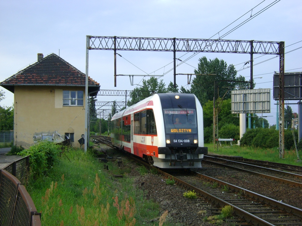 4.07.2012 Poznan Debiec, SA 134-008 mit KW-77332 Poznan Glowny - Wolsztyn