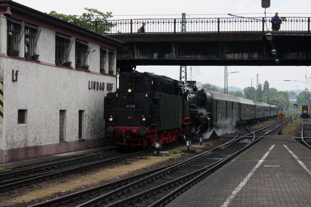 41 018 bei der Einfahrt in den Lindauer HBF 1. Mai 2011