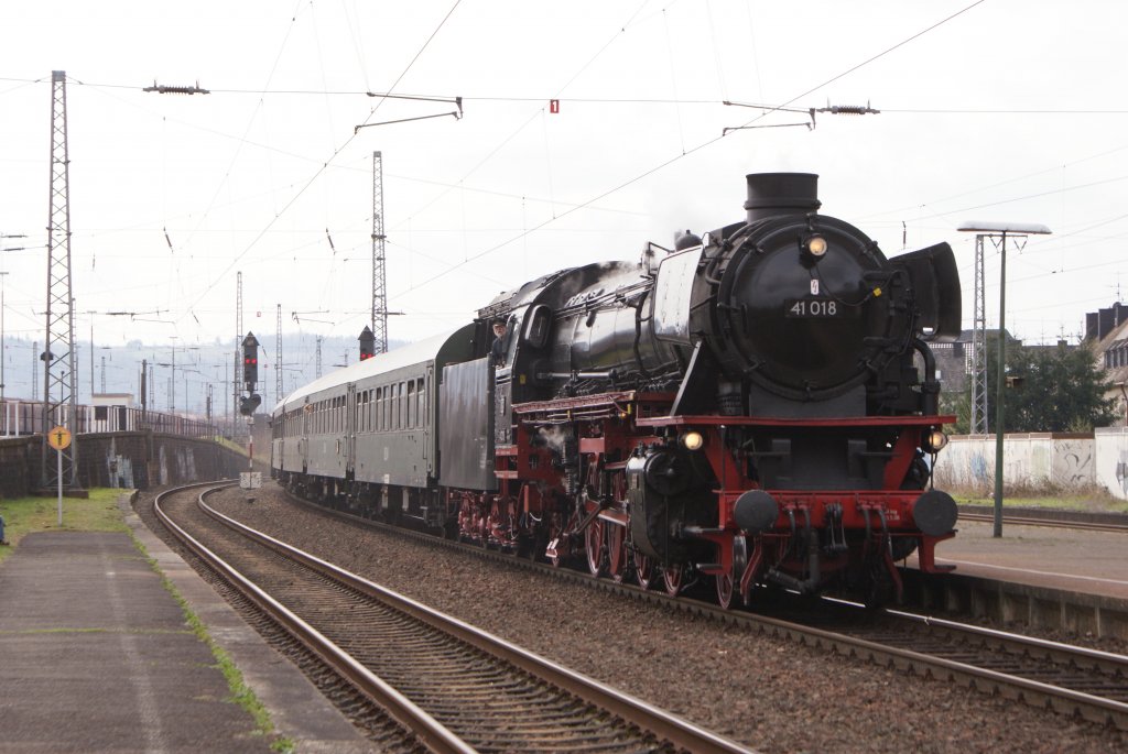 41 018 mit einem Sonderzug in Trier Ehrang am 05.04.2010