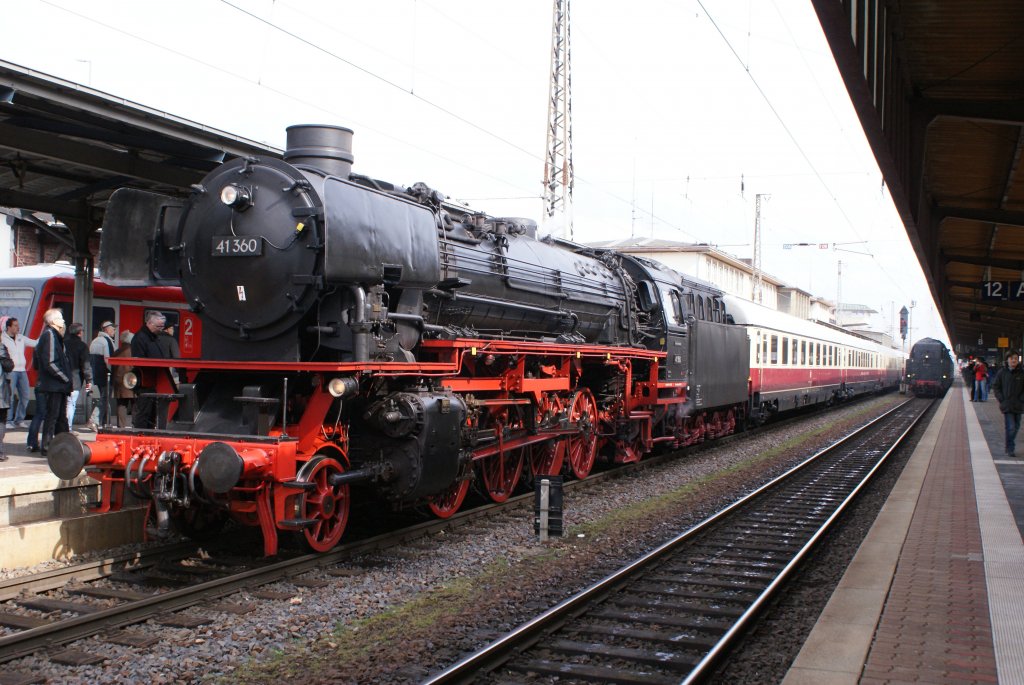 41 360 rangiert mit dem TEE Rheingold in Trier Hbf am 05.04.2010