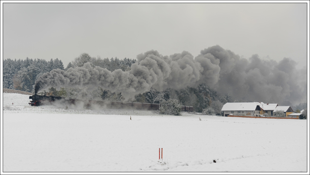 41.018, am 28.10.2012 als Epoche IV Maschine 042 018-2 beschriftet, mit dem umgleiteten Erzleerzug 48483 aufgenommen kurz nach der Haltestelle Wolfsdoppel.