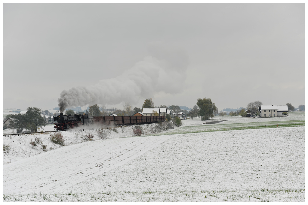 41.018, am 28.10.2012 als Epoche IV Maschine 042 018-2 beschriftet, mit dem umgleiteten Erzleerzug 48483, aufgenommen nchst Neuratting.