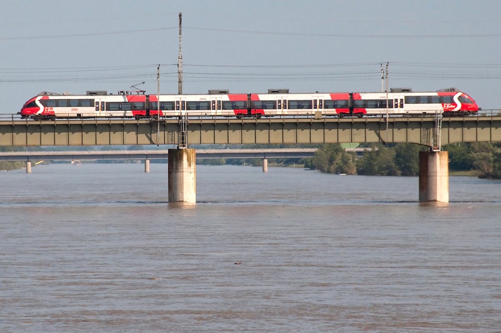 4124 014  50 Jahre BB-S-Bahn in Wien  fhrt ber die Hochwasser fhrende neue Donau. Das Foto enstand am 07.06.2013.