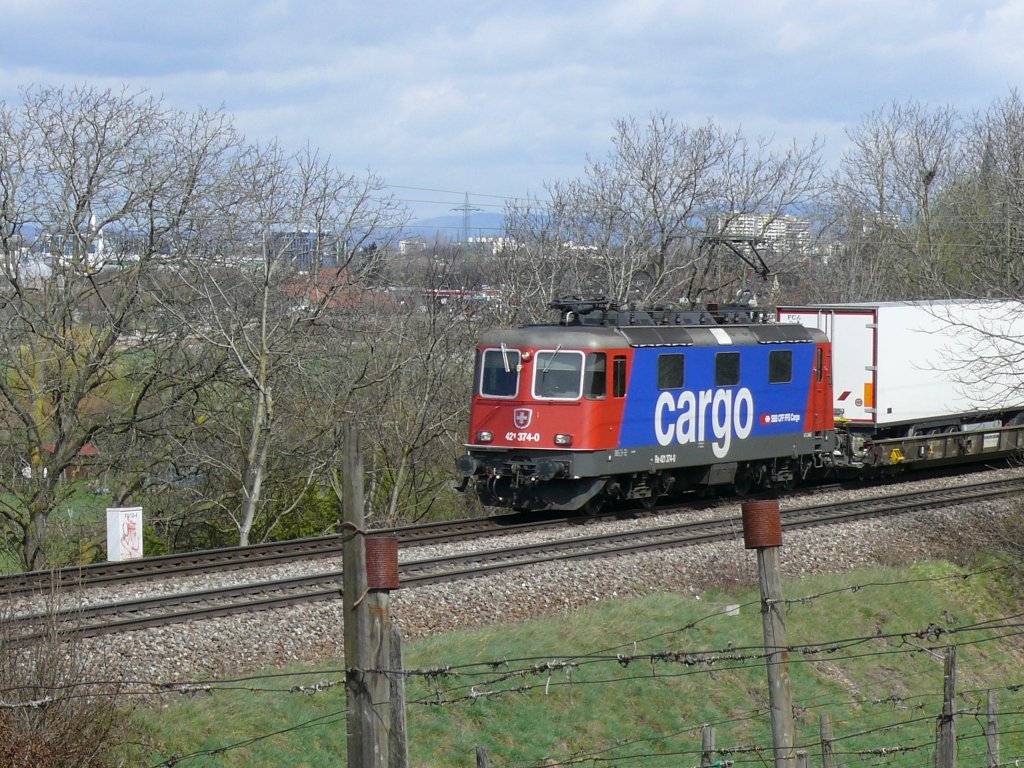 421 374 mit einem RoLa aus Freiburg nach Basel hier auf der Gterzugstrecke  kurz nach Freiburg. 1.4.10