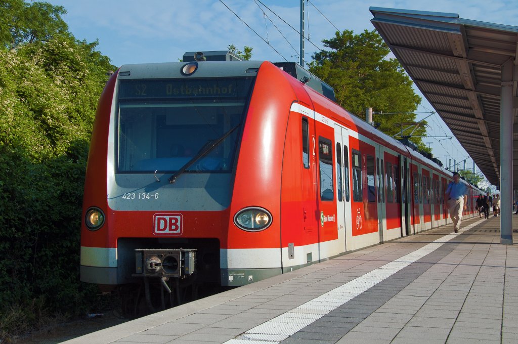 423 134 am Morgen des 22.07.2010 als S2 von Dachau Bahnhof nach Erding.