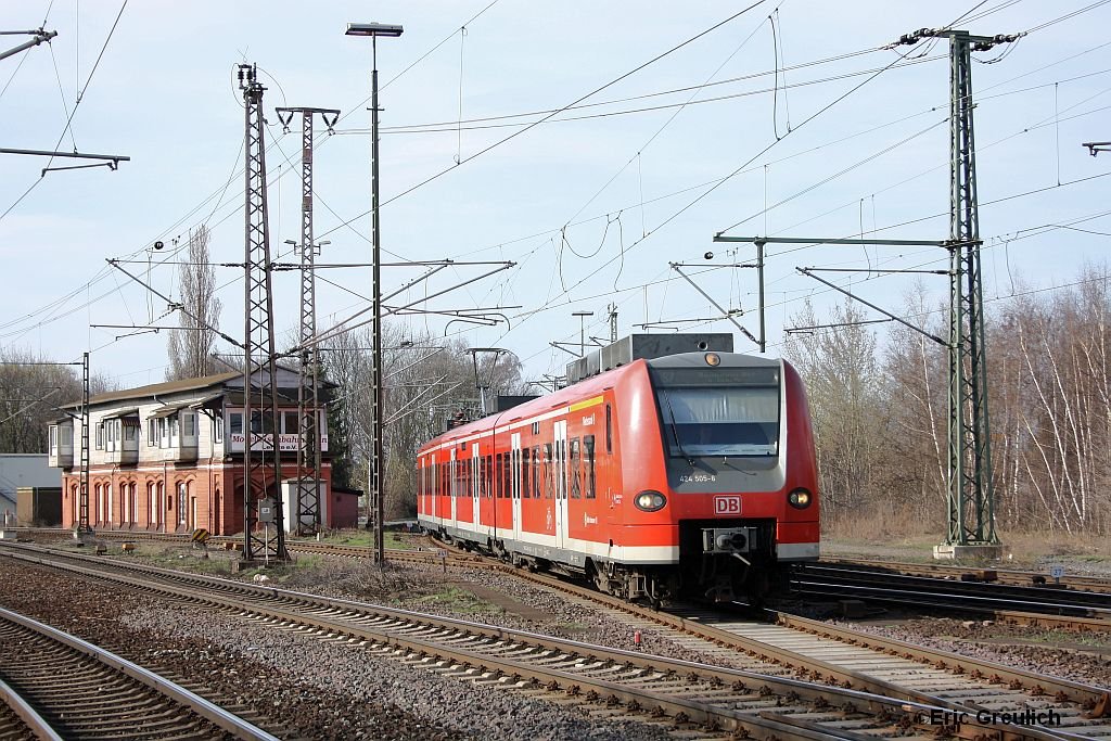 424 005 bei der Einfahrt von Lehrte.