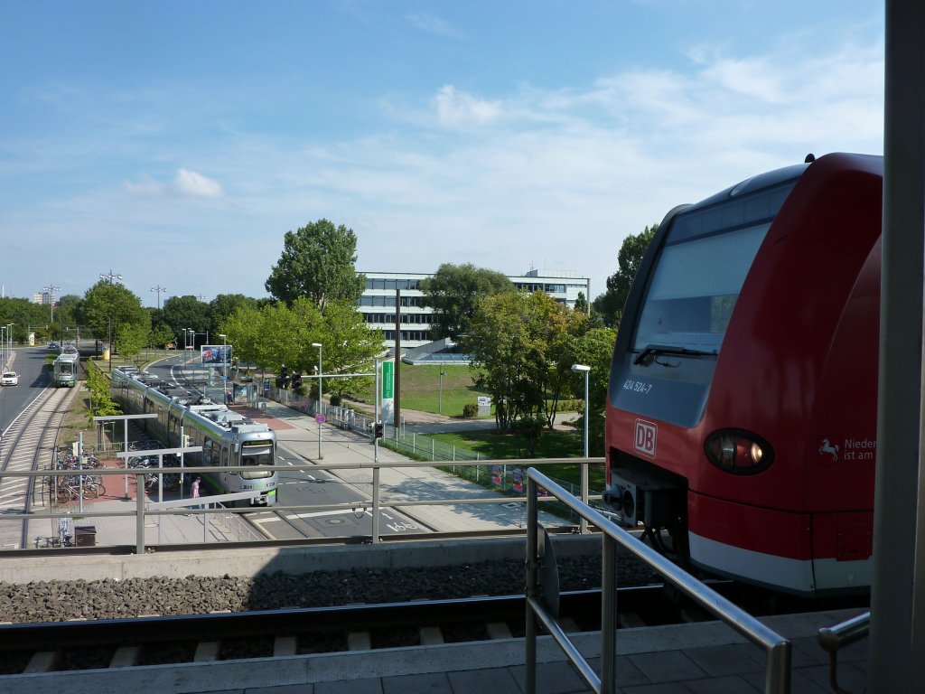 424 524-7 steht am 14.8.2010 in Hannover Linden/Fischerhof. Unten begegnen sich gerade zwei STRA Zge.