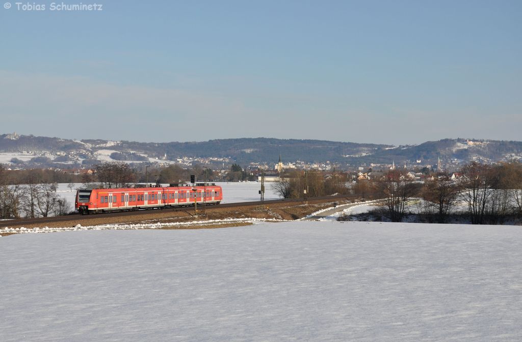 425 147 (94 80 0425 147-6 D-DB) als Ersatzzug RE98910 von Landshut nach Nrnberg fr RE4258 am 02.03.2013 bei Plling