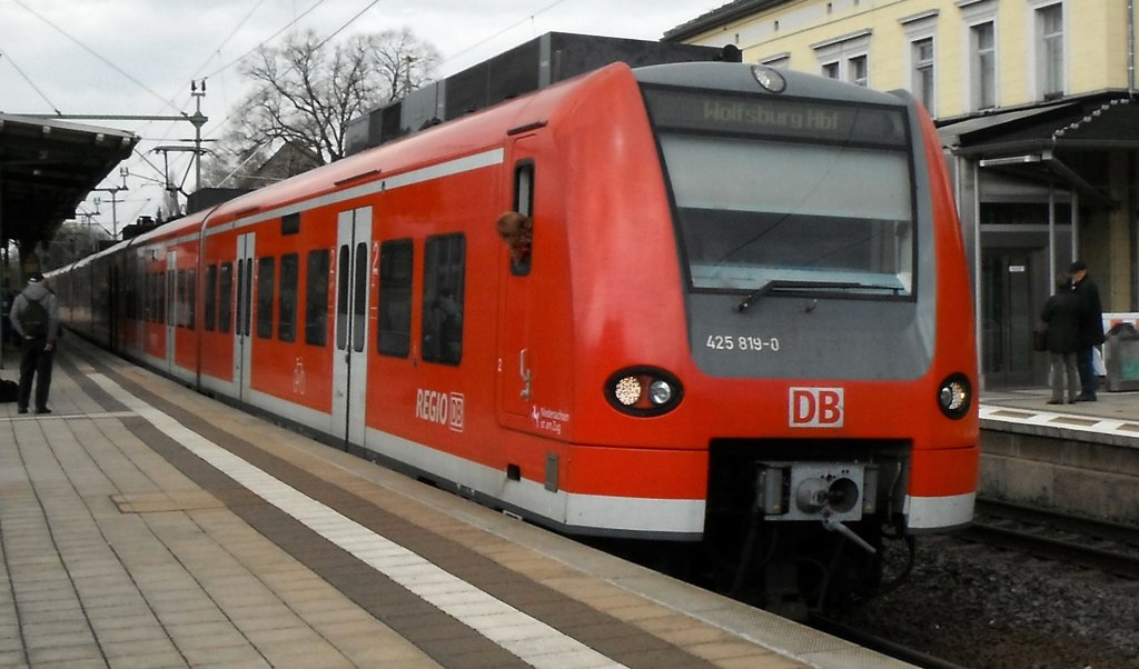 425 819-0, mit RE nach Wolfsburg in Lehrte, am 13.04.2012