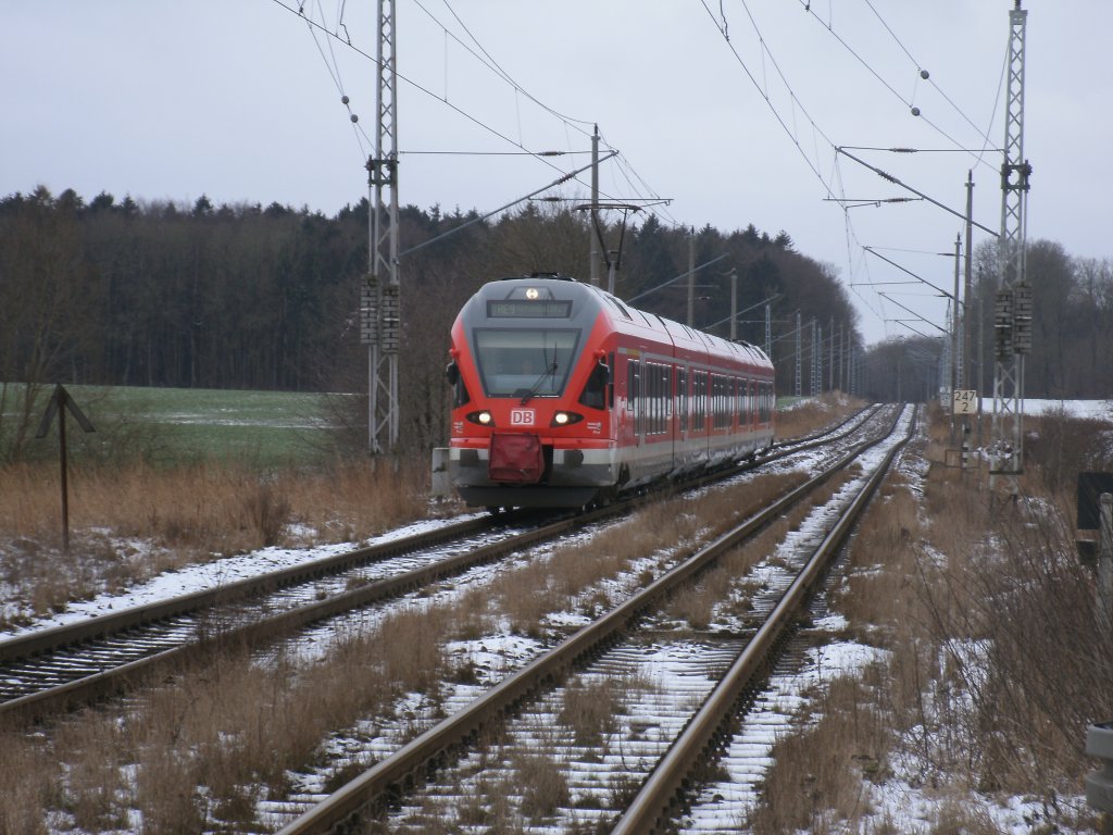 429 027 als RE 13027 Stralsund-Binz,am 07.Februar 2013,bei Teschenhagen.Im Hintergrund erkennt man den schlechten Zustand vom Streckengleis und nur eine Streckenhchstgeschwindigkeit von 90km/h erlaubt.