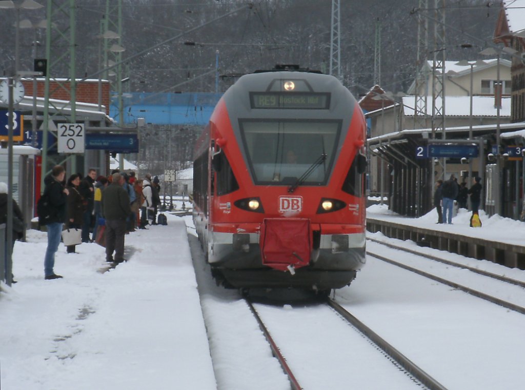 429 030,als RE 13008 Sassnitz-Rostock,wurde am 12.Februar 2013 in Bergen/Rgen schon erwartet.