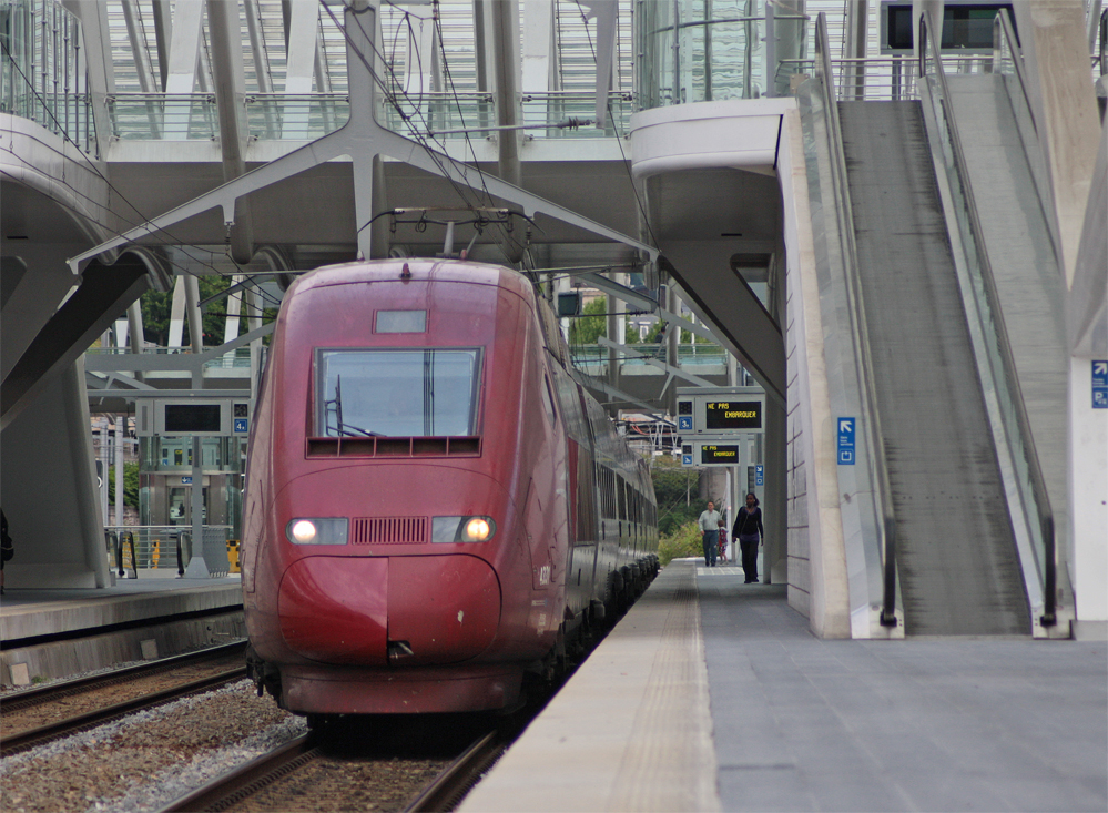 4331 als THA9413 aus Paris Nord bei der Einfahrt in den Endbahnhof Lige-Guillemins, 4.8.10