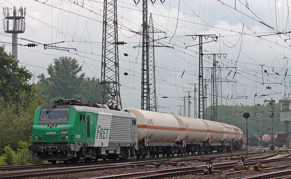 437 017 mit einem Gterzug bei der Durchfahrt in Kln Gremberg, 5.8.10