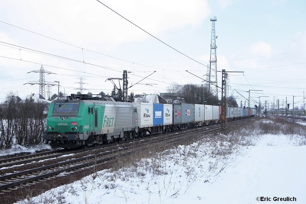 437 026 mit einem Containerzug bei Ahlten am 6.3.10.