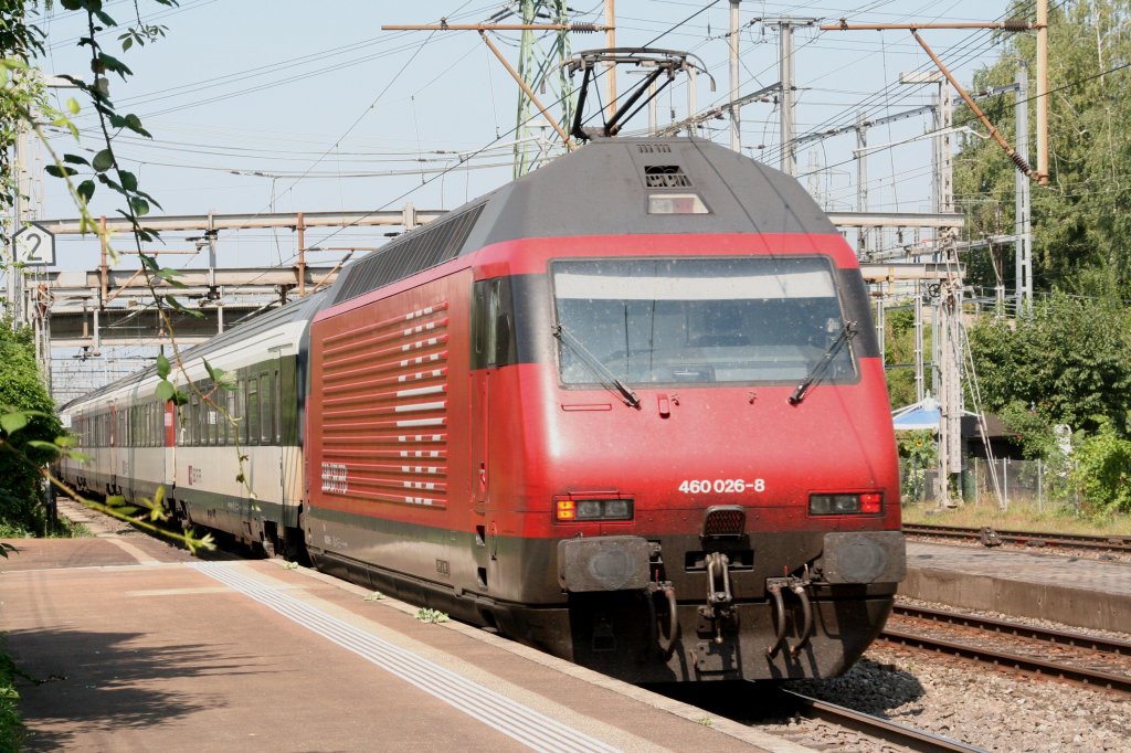 460 026 am 18.08.09 in Muttenz mit EW 4 Pendelzug nach Basel.