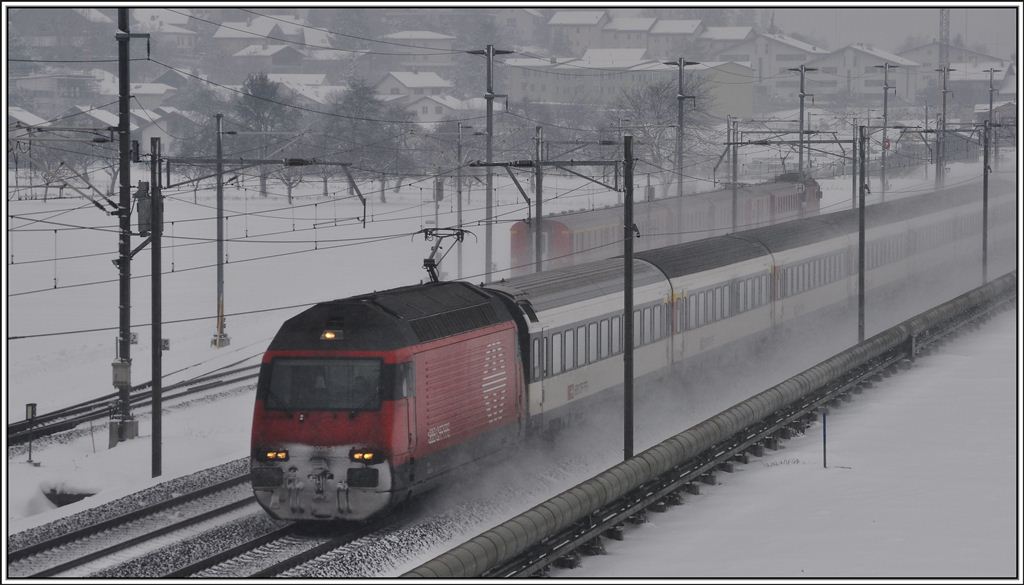 460 038-3 mit IR 1782 nach Basel SBB kreuzt bei Zizers den RE1244 nach Disentis. (12.02.2013)