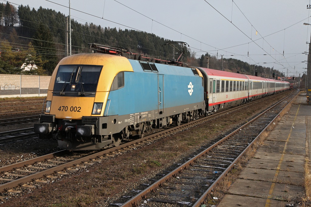 470 002 durchfhrt am 3.12.2012 mit EC531 den Bahnhof Kapfenberg.