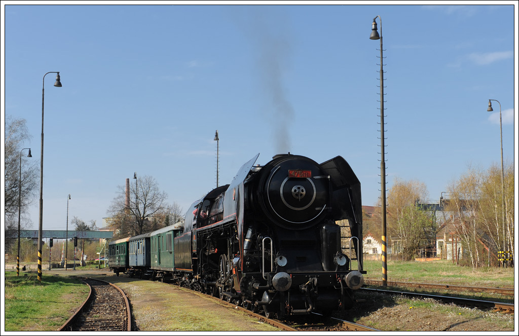 475.111 mit ihrem Sonderzug von Pilsen nach Bochov am 16.4.2011 beim Halt in Horn Břza.