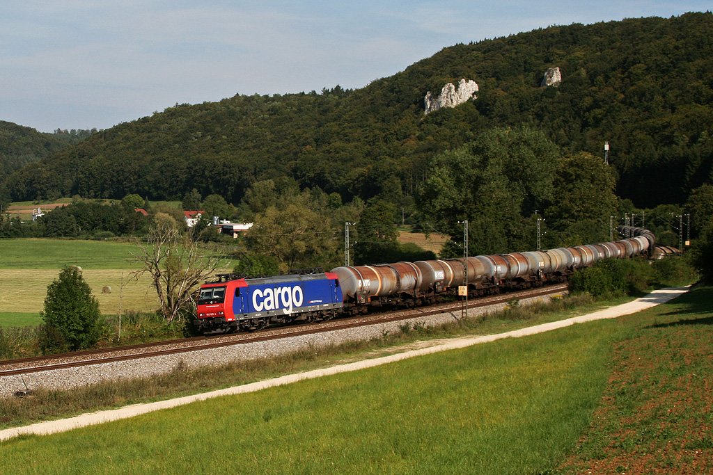 482 025 mit einem Kesselwagenzug am 19.08.2009 bei Dollnstein im Altmhltal.