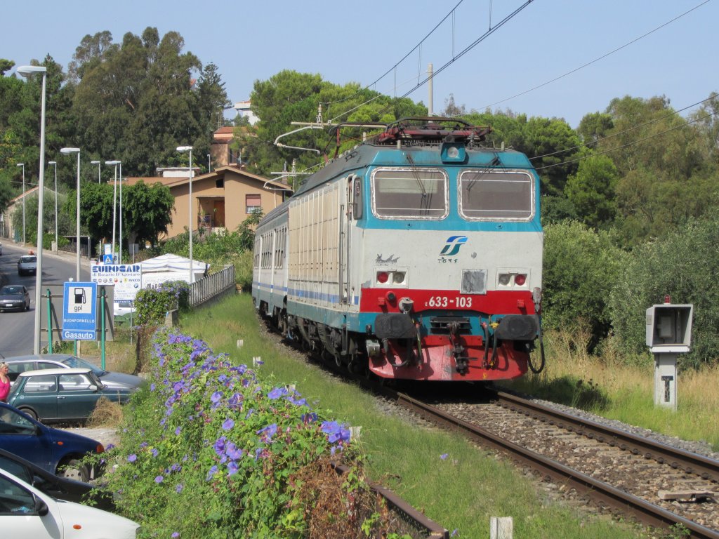 4.8.2011 10:12 FS E633-103 mit einem Regionalzug (R) aus Palermo Centrale nach Messina Centrale kurz vor dem Bahnhof Cefalu. 