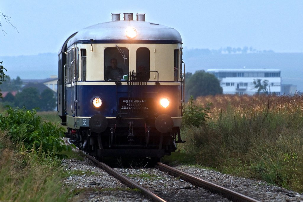 5042.14 war am vergangenen Wochenende wieder mal mit dem Nostalgie Express  Leiser Berge  unterwegs. Die Aufnahme kurz vor Stetten enstand am regnerischen 01.09.2012.