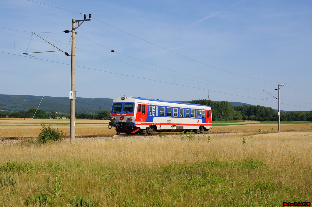 5047 057 war am 24.06.2012 als R7711 von Wiener Neustadt Hbf nach Deutschkreutz unterwegs. Im Hintergrund ist das denburger Gebirge und der Sendemast von Sopron erkennbar.