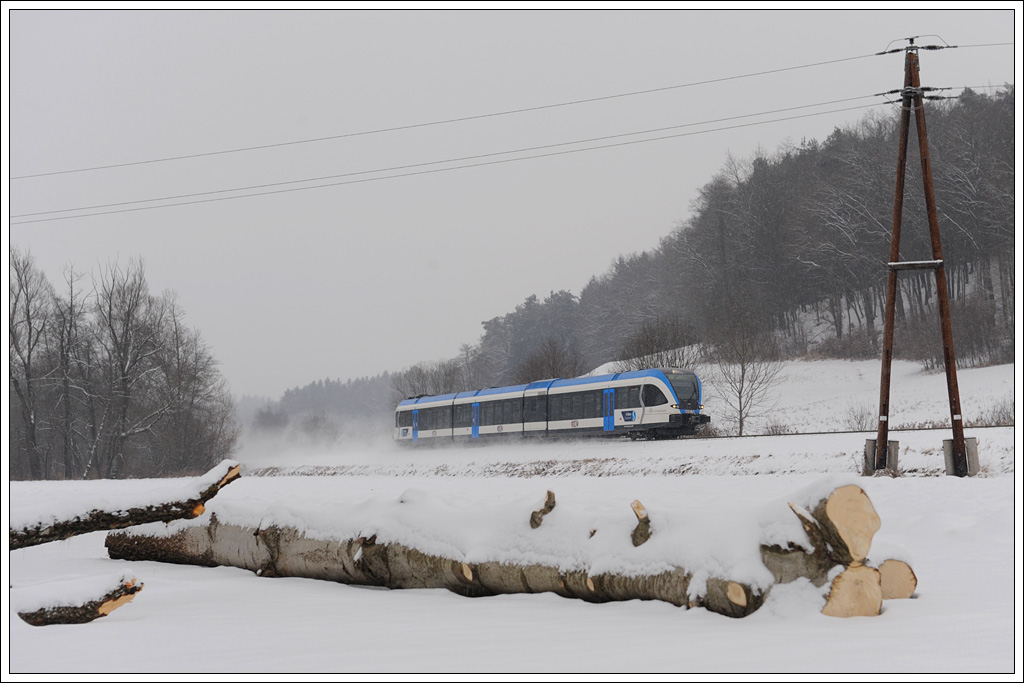 5063 008, der einzige GKB GTW im blauen S-Bahn Design, am 11.2.2012 als R 8587 (S61) von Graz über Lieboch nach Wies-Eibiswald unterwegs, aufgenommen kurz vor der Haltestelle Oisnitz-St. Josef.