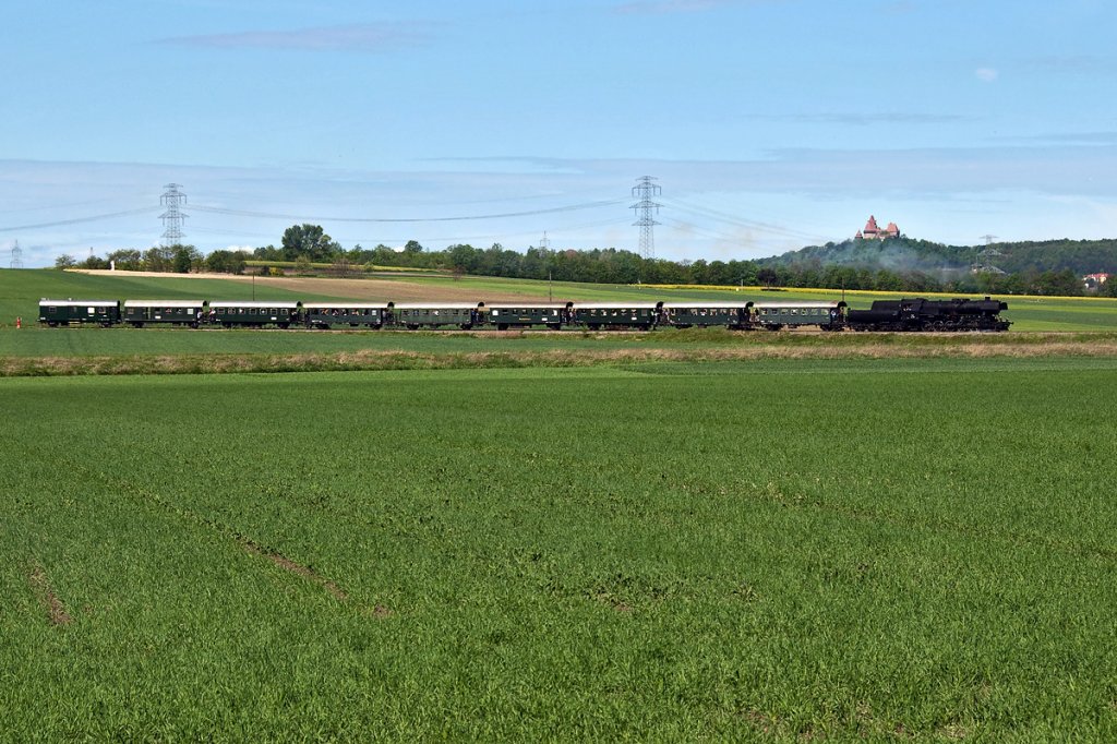 52 100 ist mit dem EZ 7384 von Korneuburg nach Ernstbrunn zum 5.Oldtimertreffen auf  Schiene und Strae  unterwegs. Stetten, am 06.05.2012.