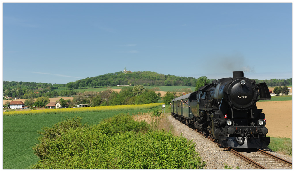 52 100 mit ihrem EZ 7384 am 6.5.2012 in Karnabrunn aufgenommen.