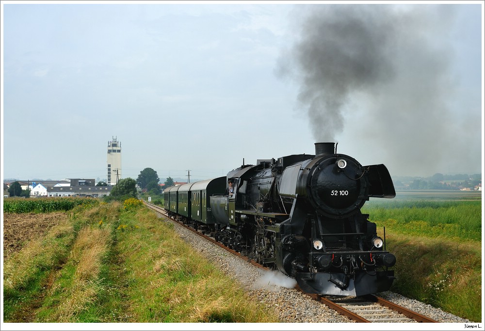 52 100 mit REX7388 von Ko nach Erb; Hier kurz nach Harmannsdorf, 15.8.2010.