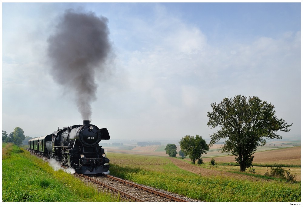 52 100 mit REX7388 von Ko nach Erb; Hier kurz vor Hetzmannsdorf, 15.8.2010.