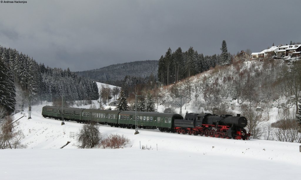 52 7596 mit dem DPE 69440 (Triberg-St.Georgen(Schwarzw) kurz vor ihrem Ziel 30.12.11