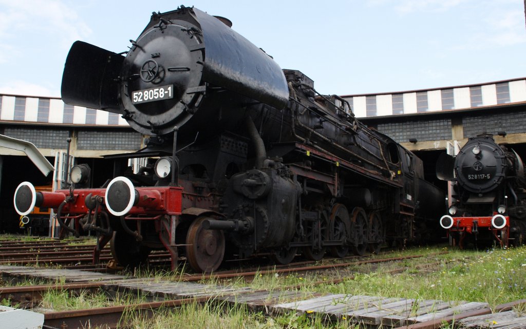 52 8058 und 52 8117 am 04.09.2010 im ehemaligen BW Falkenberg oberer Bahnhof. Die Sammlung war dieses Jahr leider nur an diesem einem Wochenende zugnglich. 

