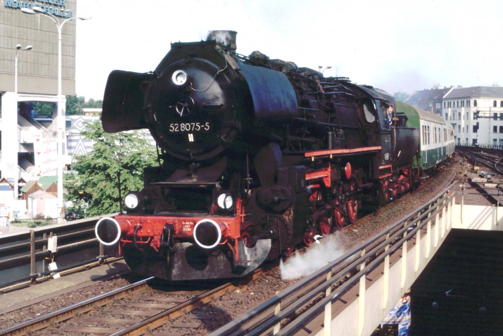 52 8075-5 Berlin-Alexanderplatz im Mai 1994 mit dem sog. Gurkenzug 