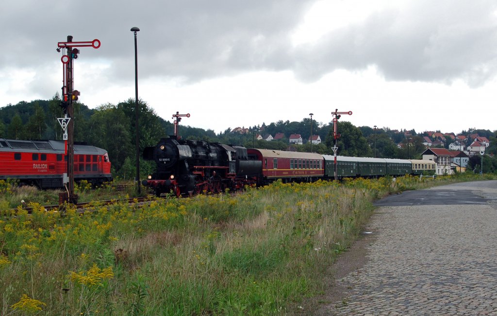 52 8080 erreicht am 28.08.10 mit ihrem Sonderzug Nossen.