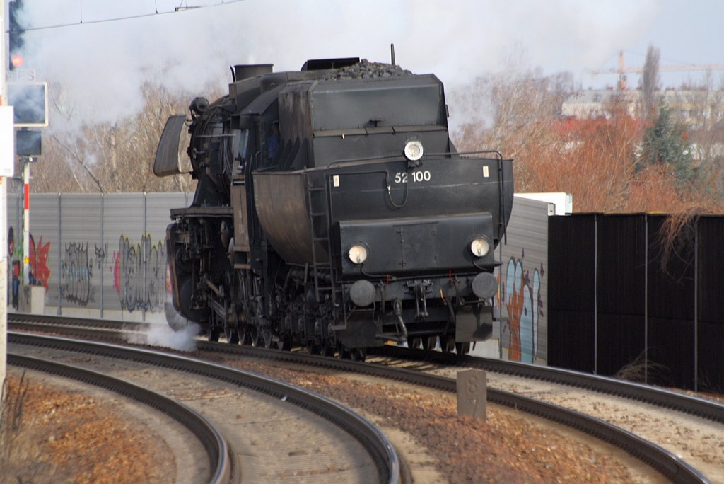 52.100 des 1.SEK am 26.Februar 2012 als SLZ 14425 von Strasshof nach Nudorf kurz vor der Hst. Lobau.