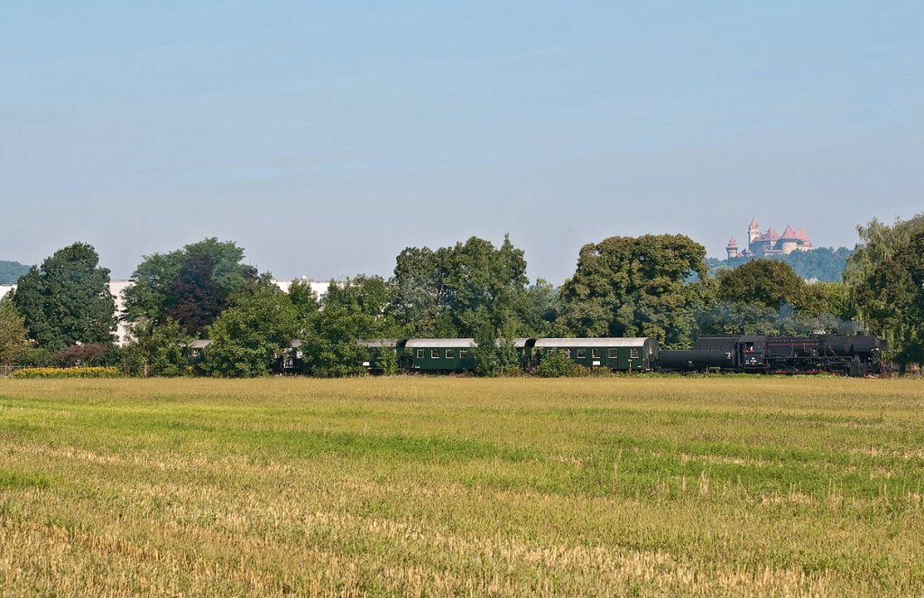 52.4984 mit dem NostalgieExpress  Leiser Berge  vor Burg Kreuzenstein. Korneuburg, am 22.08.2010.