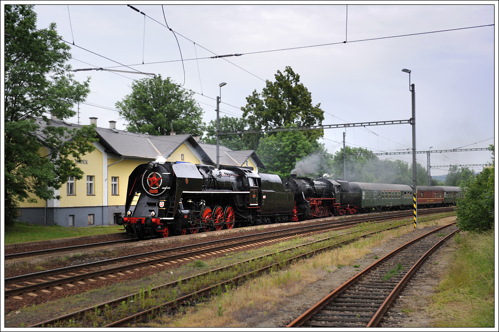 52.7596 der EF Zollernbahn mit dem Sonderzug von Stuttgart nach Lun u Rakovnka am 15.6.2012, ab Cheb mit 475 179 als Vorspann bei der Durchfahrt in Hjek (deutsch Grasengrn).