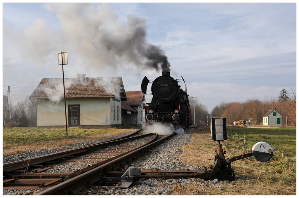 52.7612 mit dem rund 1000 Tonnen schweren VG 75013 von Mistelbach nach Hohenau am 26.12.2010 beim Halt in Prinzendorf-Rannersdorf.