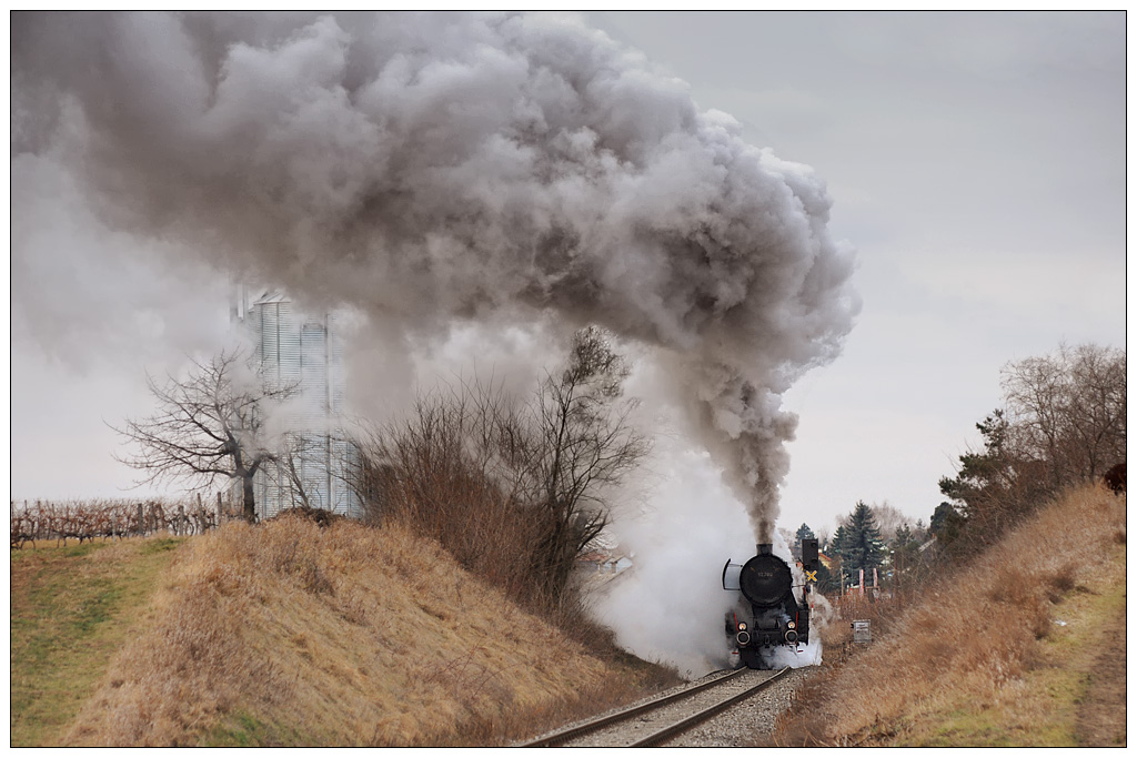 52.7612 mit dem rund 1000 Tonnen schweren VG 75013 von Mistelbach nach Hohenau am 26.12.2010 bei der zweiten Ausfahrt aus Dobermannsdorf. Die Anfahrt in der Steigung mit dem Gewicht war schon gewaltig.