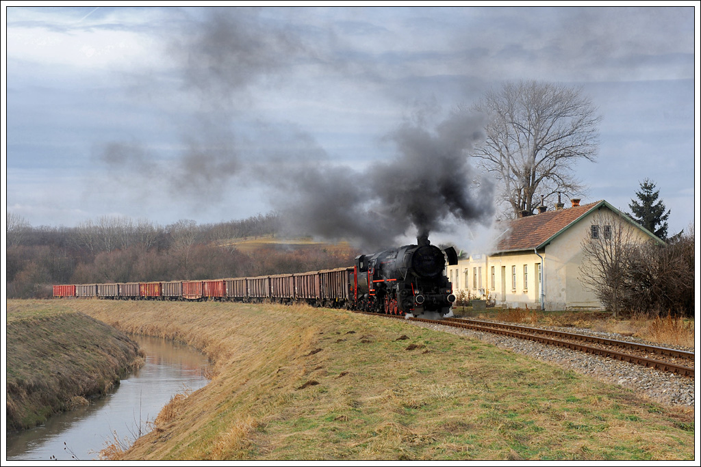 52.7612 mit dem rund 1000 Tonnen schweren Plan-VG 75013 von Mistelbach nach Hohenau bei der Durchfahrt der ehemaligen Haltestelle Hauskirchen am 26.12.2010.

