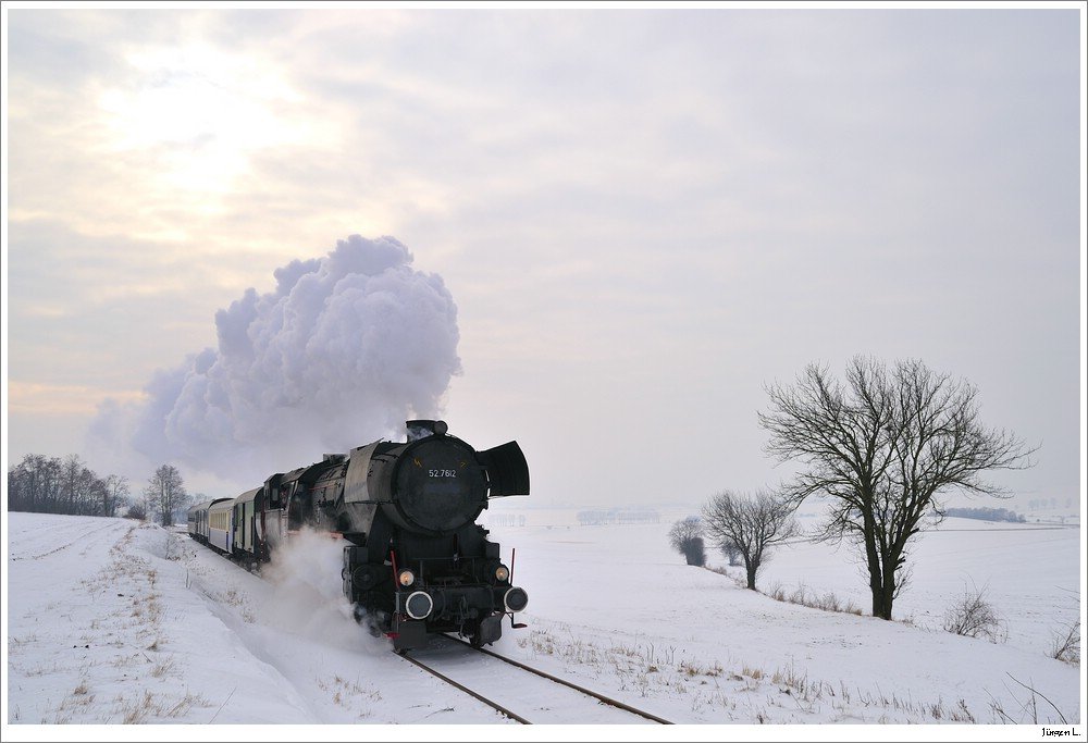 52.7612 mit dem SDZ R 16102. Hier am Scharreiterberg nach Mllmannsdorf, 23.1.2010.