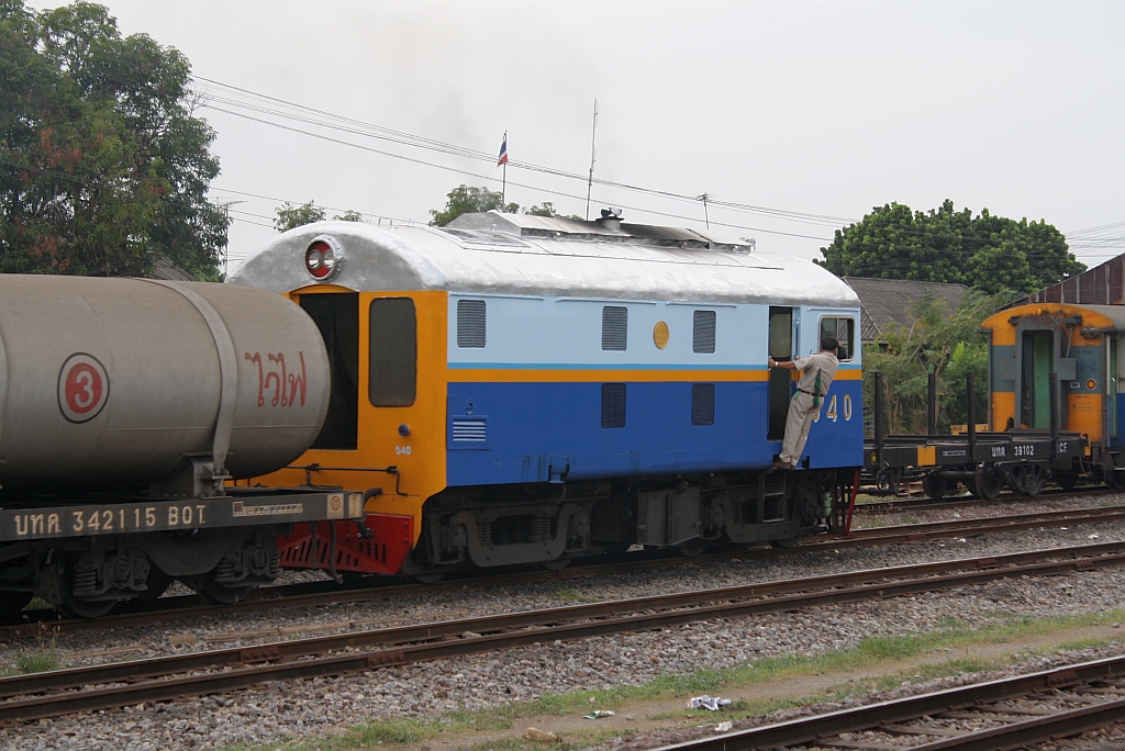 540 (Bo'Bo', de, Davenport, Bauj.1952) beim Verschub im Bf. Nakhon Lampang am 08.Jnner 2011.

