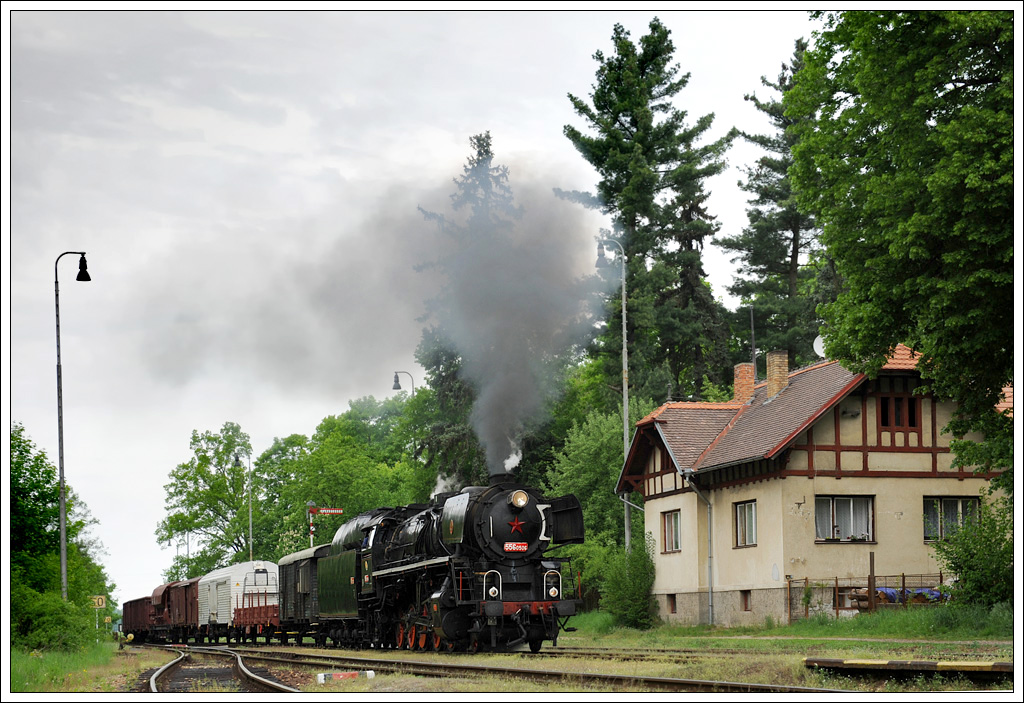 556 0506 mit unserem Fotozug von Vesel nad Luznic nach Cesk Velenice am 14.5.2011 bei der Einfahrt in Majdalena.