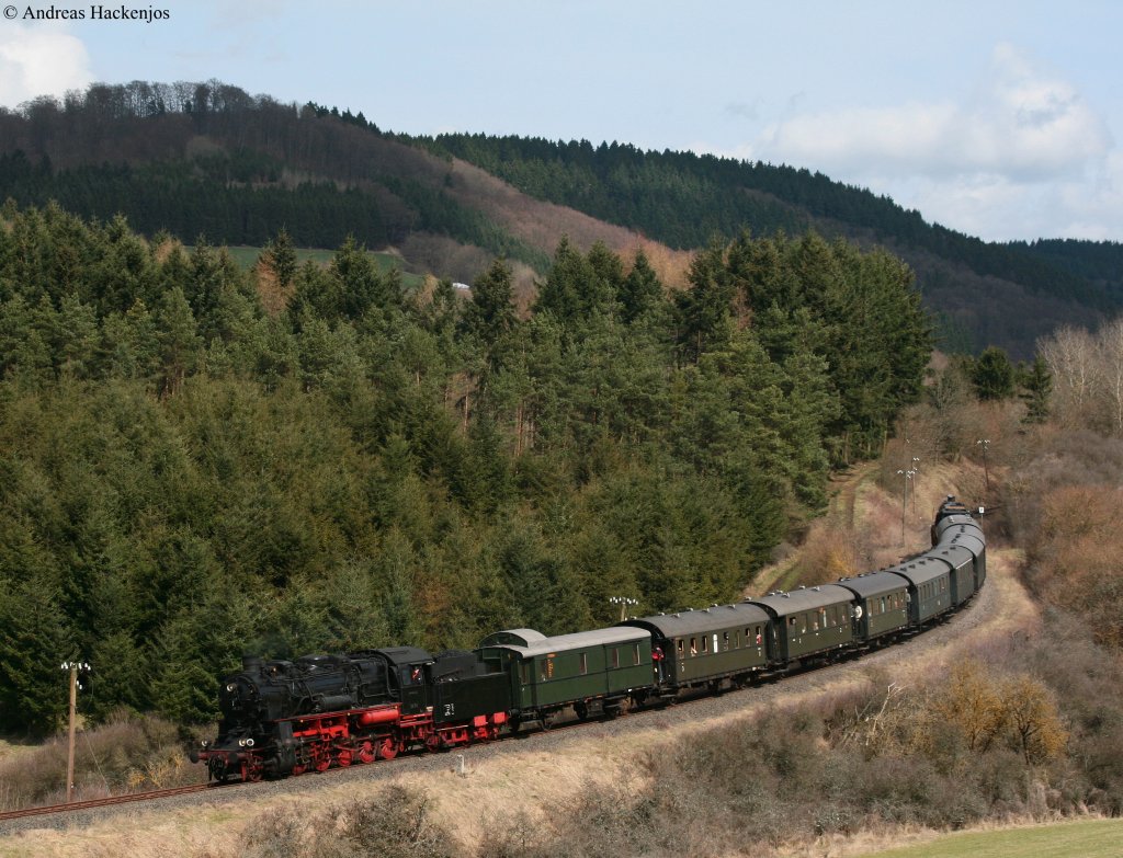 58 311 und 52 6106 mit dem P 302 (Ulmen-Gerolstein) bei Pelm 2.4.10