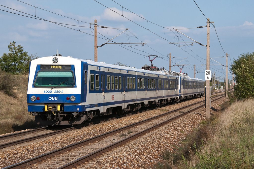 6020 289 an der Spitze dieser S-Bahn von Gnserndorf nach Mdling. Helmahof, Anfang Oktober 2012.