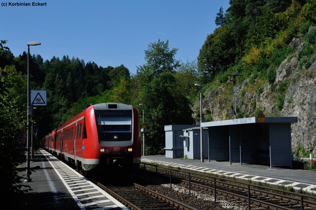 612 980 mit RE 3413/RE 3453 aus Nrnberg Hbf nach Bayreuth Hbf bzw. als Franken-Sachsen Express nach Dresden Hbf bei der Durchfahrt in Velden (b. Hersbruck), 18.08.2012