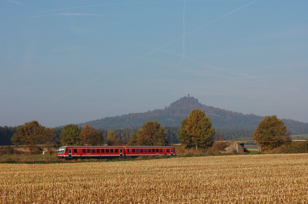 628 249 als RB 32020 am 14.10.2010 bei Unterbruck. In Hintergrund ist der Rauhe Kulm zu sehen.