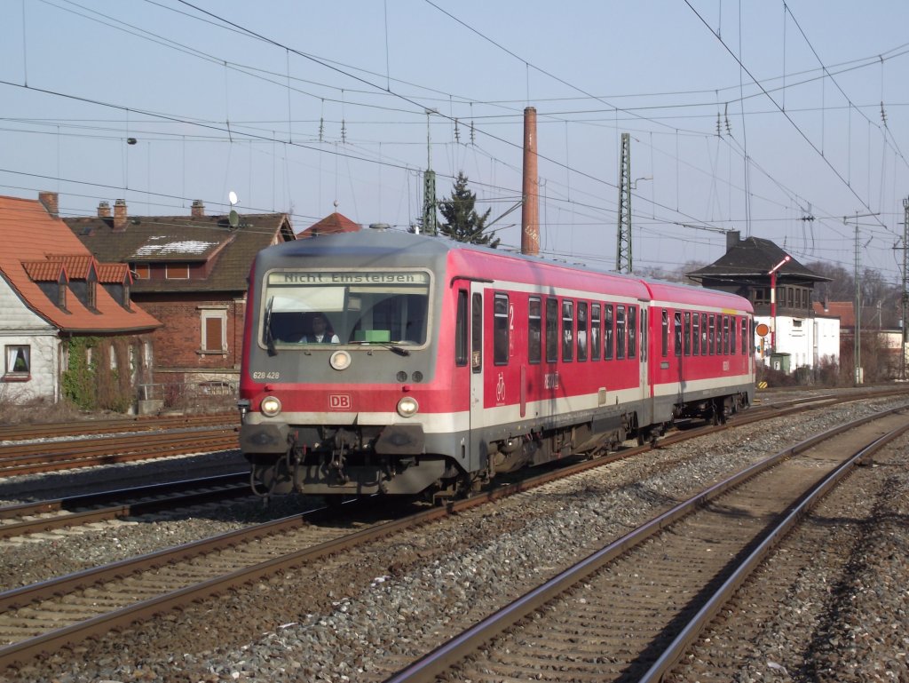 628 428  Markt Mallersdorf-Pfaffenberg  erreicht am 28. Januar 2011 als RB aus Bad Rodach den Endbahnhof Lichtenfels auf Gleis 6.